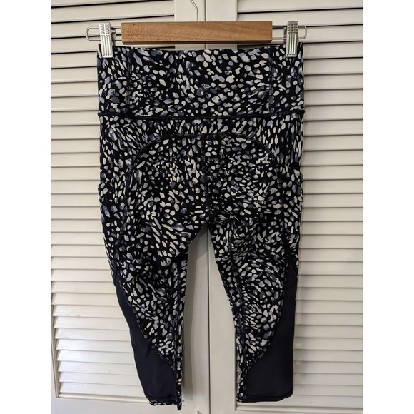 🎃 Athleta patterned mesh cropped leggings XS - Picture 2 of 5